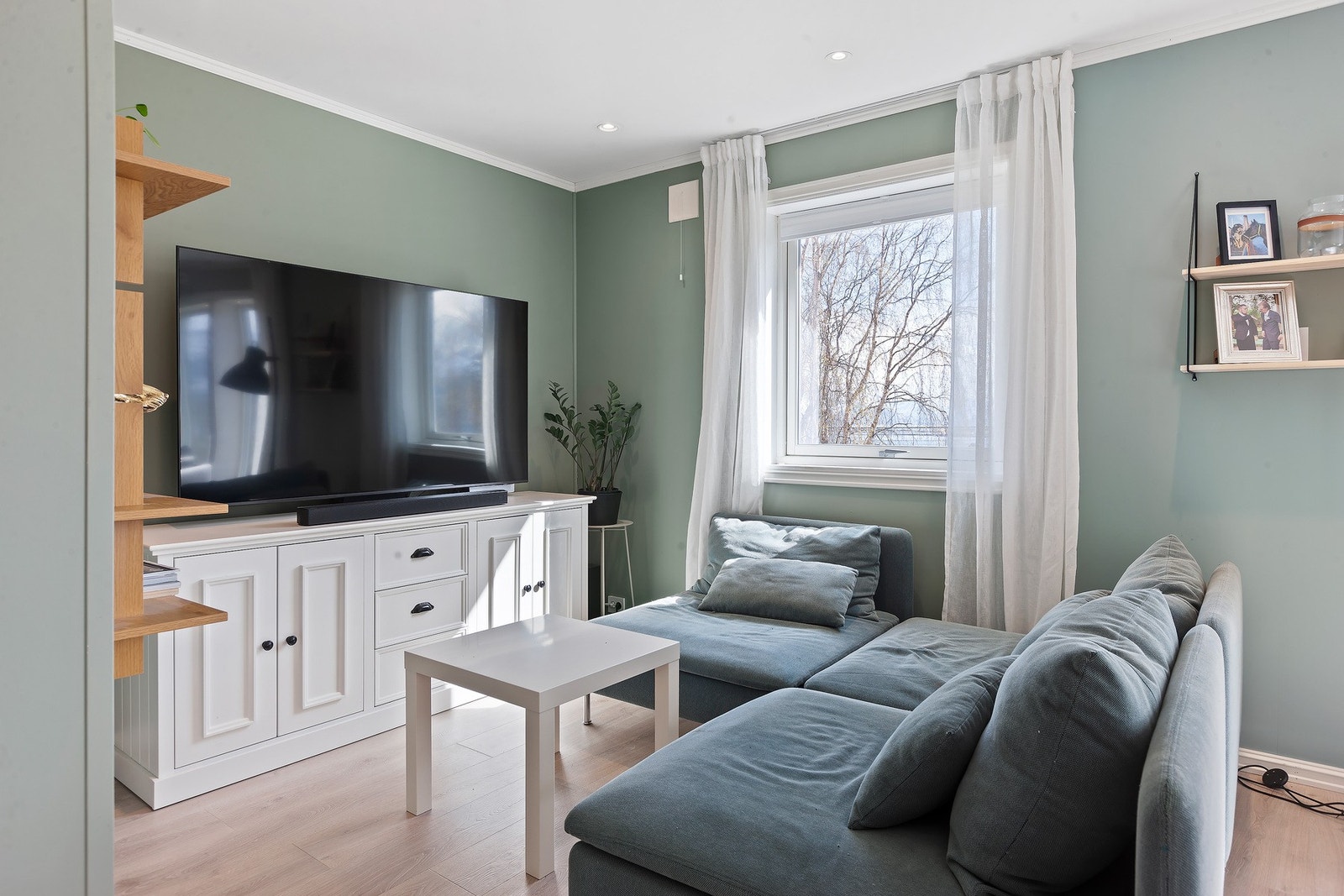 Lun og hyggelig TV-krok med plass til avslapning. Galleribilde
