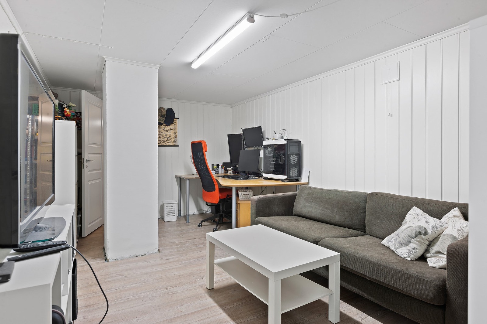 Rom i underetasjen som benyttes til kontor/stue. (ikke omsøkt og godkjent). Galleribilde