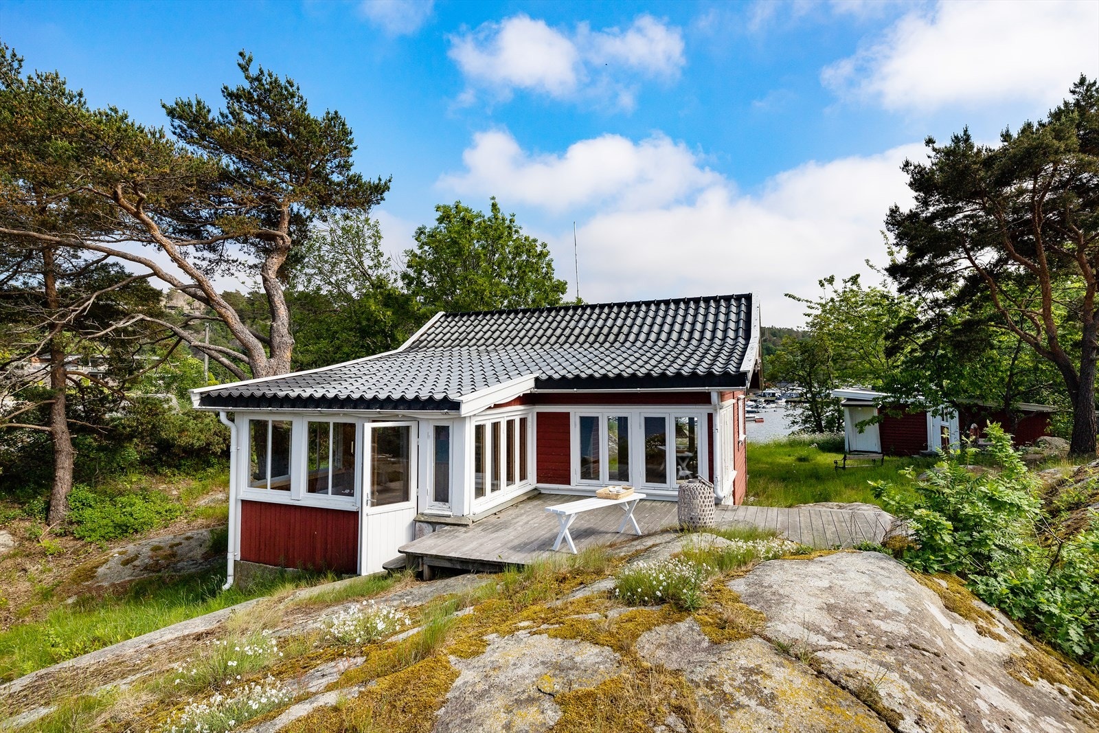 Den sjarmerende hytta ble oppført i 1929. Tid og standard stort sett stått stille, bortsett fra fornying på 80-tallet. Galleribilde