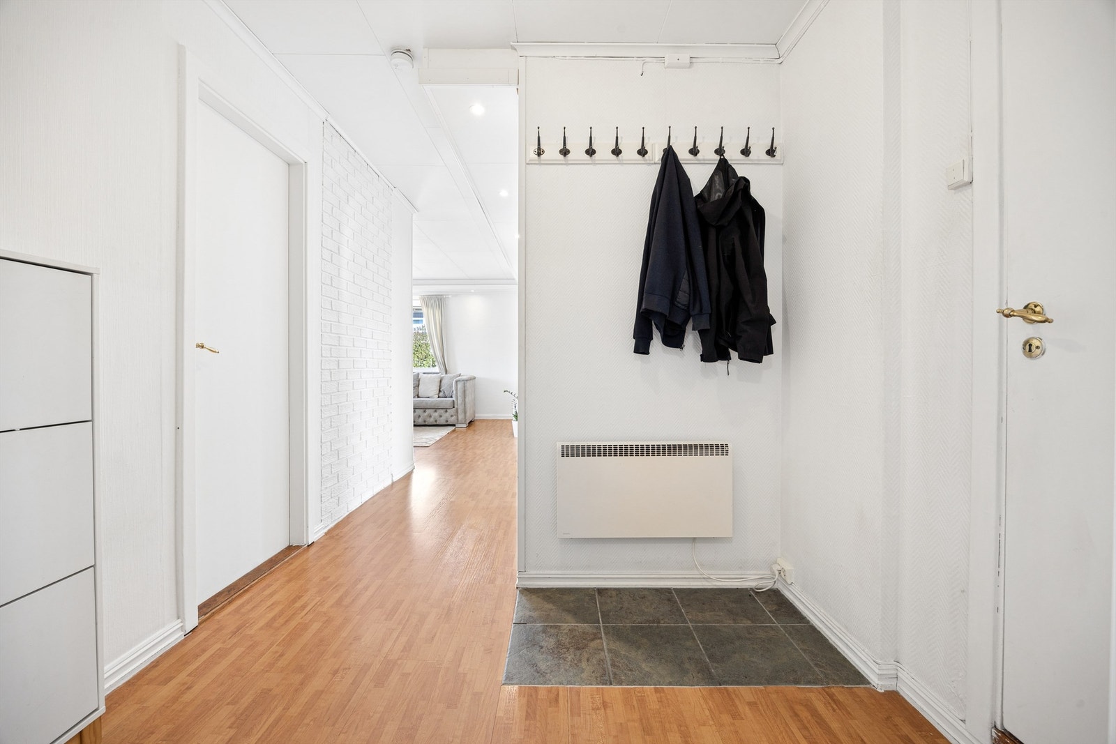 Plass til å henge fra seg i entré. Galleribilde