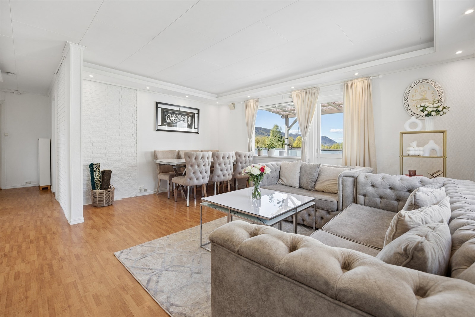 Lys stue med plass til sofagruppe og spisebord. Galleribilde