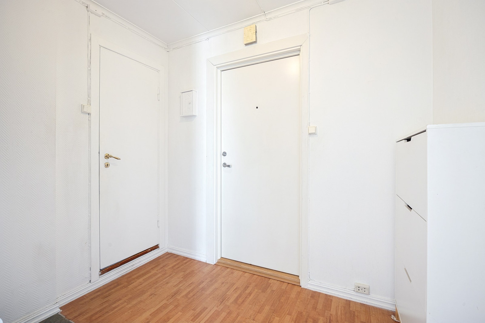 Entré med adkomst til soverom og stue. Galleribilde