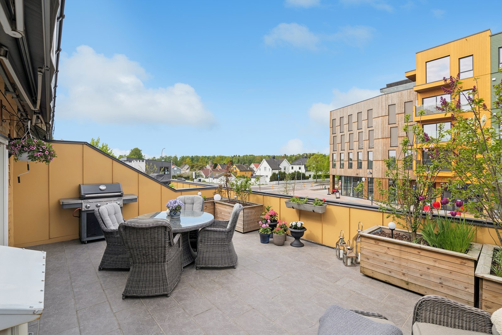 Solrik uteplass med flislagt dekke Galleribilde