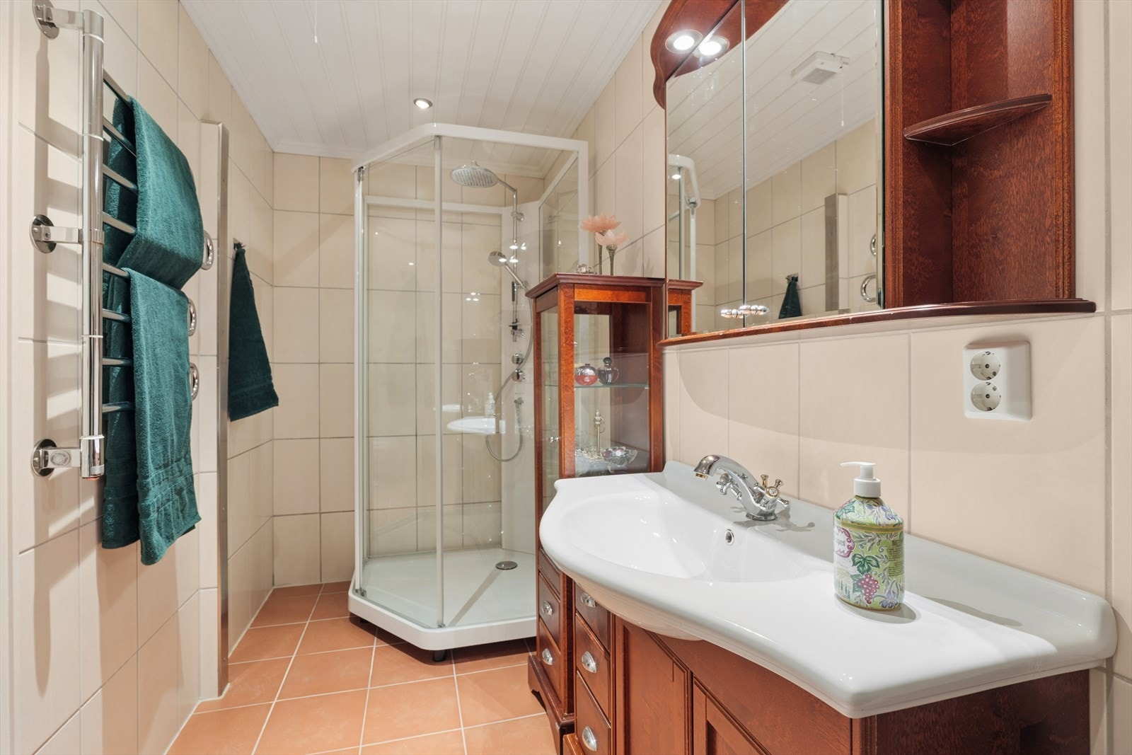 Badet har flislagt gulv med varmekabler og flislagte vegger Galleribilde