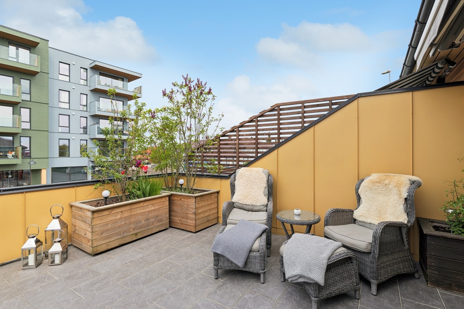 På terrassen finner man plantekasser med vakker beplantning Galleribilde