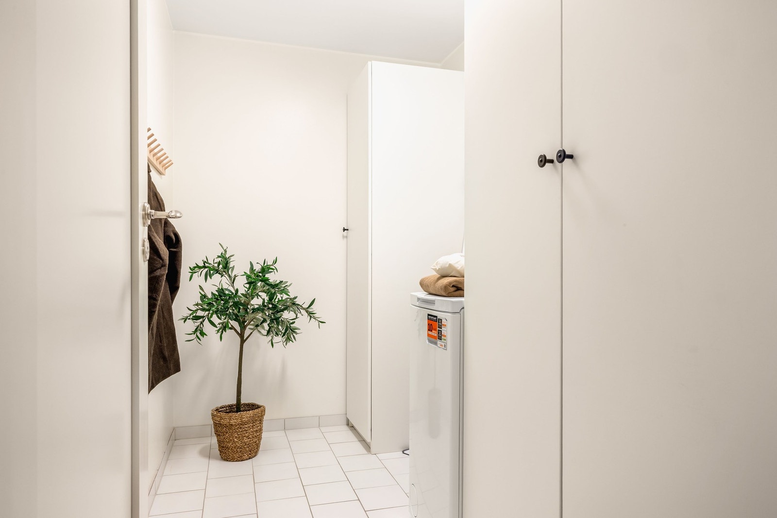 Her er det skyllekar, opplegg for vaskemaskin og gode oppbevaringsmuligheter. Dette gir en praktisk og funksjonell løsning i hverdagen. Galleribilde