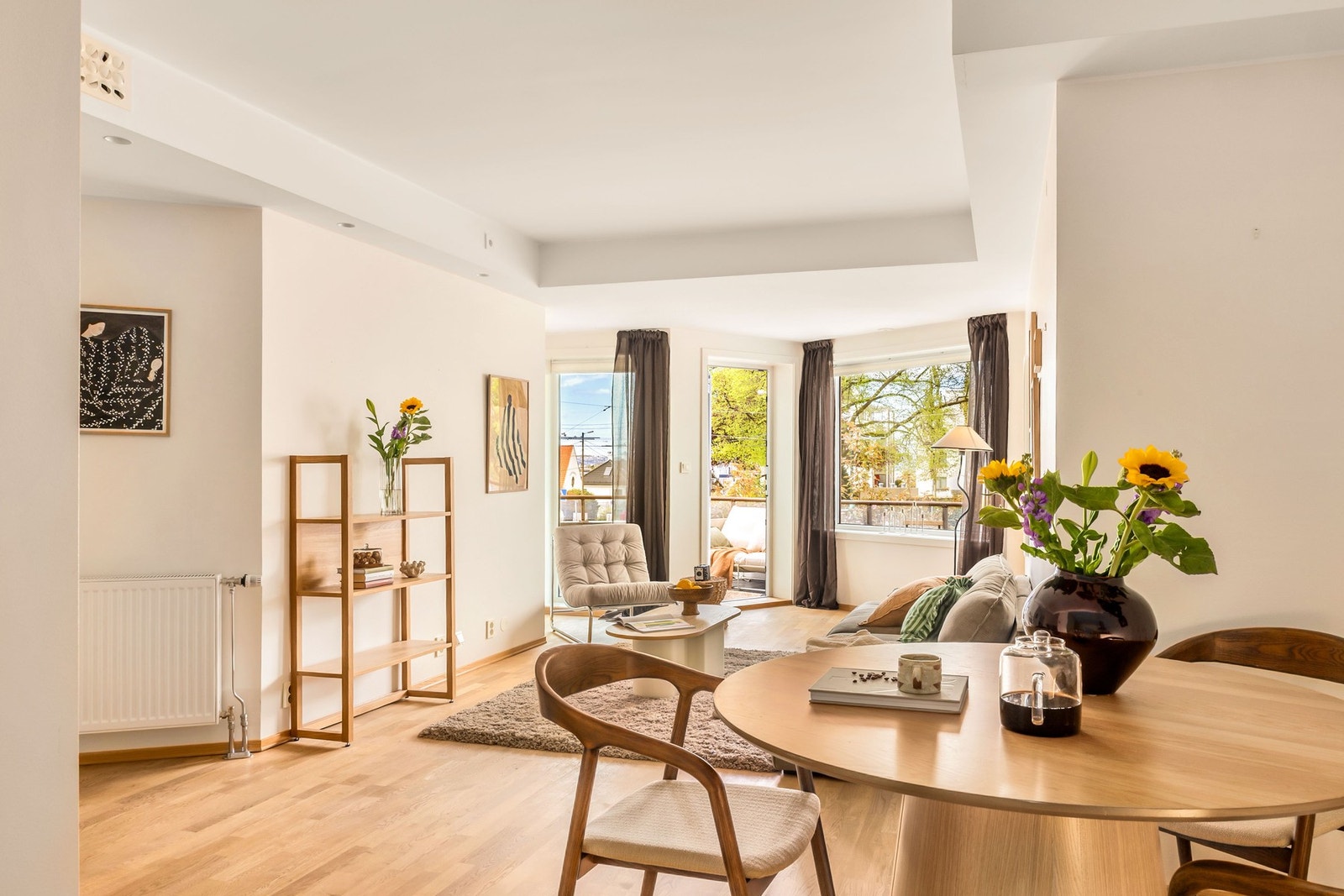 Radiatorovnen i stuen gir god varme til leiligheten om vinteren. Galleribilde