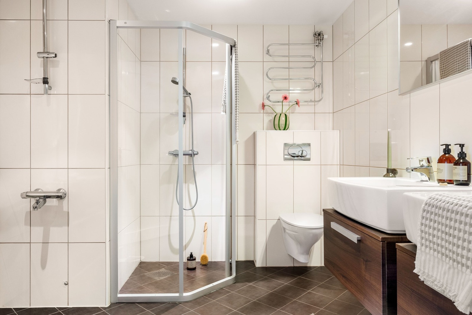 Badet er helfliset og måler 6,4 kvm. Rommet har varmekabler i gulv og innfelte downlights i tak. Galleribilde