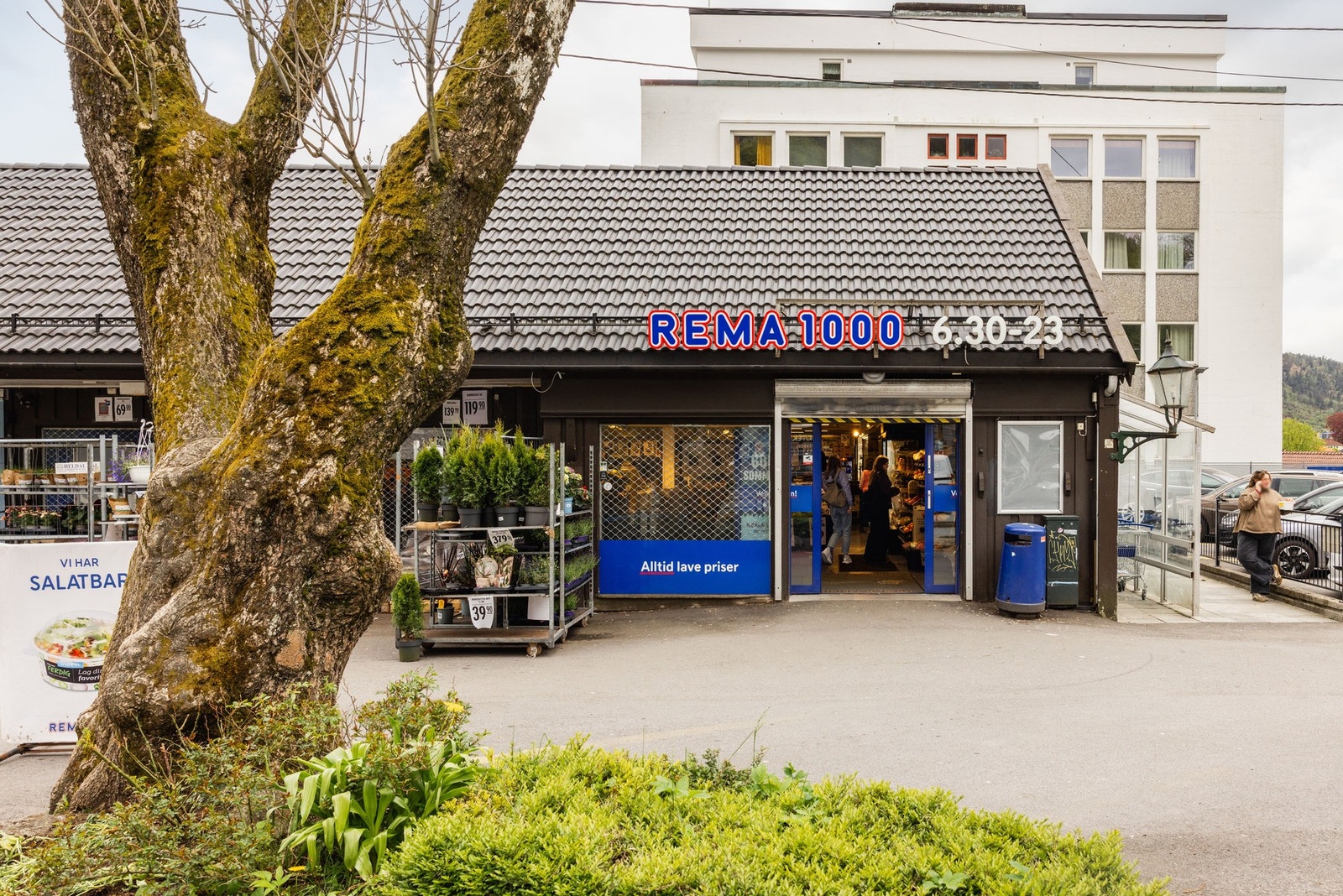 Nærmeste dagligvarebutikk er Rema 1000 Haukelandsveien, som ligger kun et minutts gange fra leiligheten. I nærområdet finner man også Bunnpris Møllendalsbakken, med post i butikk og søndagsåpent, som er ca. 6 minutters gange unna. Galleribilde