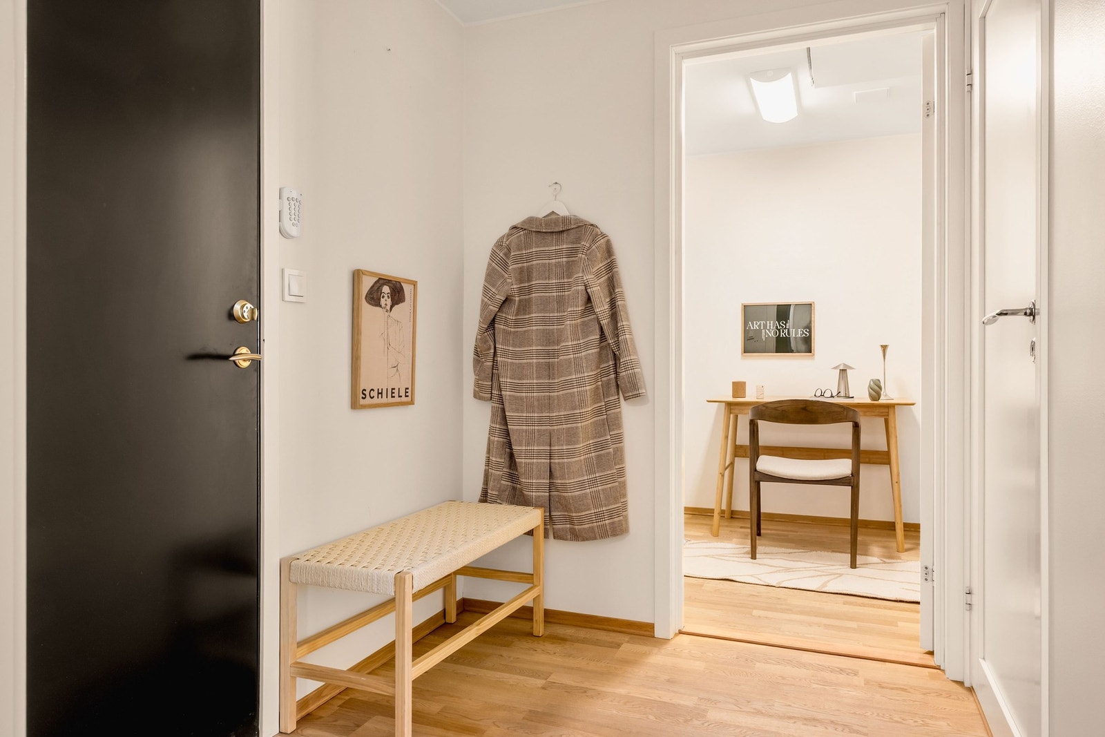 Velkommen inn! Romslig entré på 7,1 kvm med god plass til garderobeløsning. Galleribilde