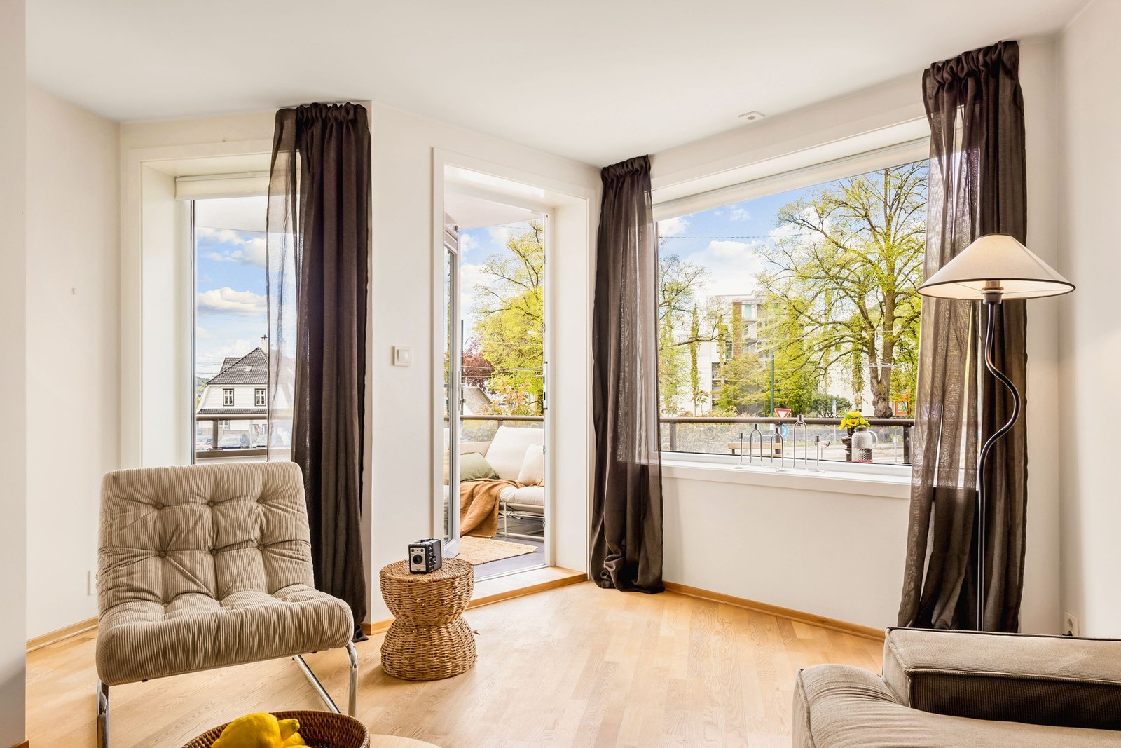 Store vindusflater slipper inn rikelig med naturlig lys og bidrar til en luftig romfølelse. Galleribilde