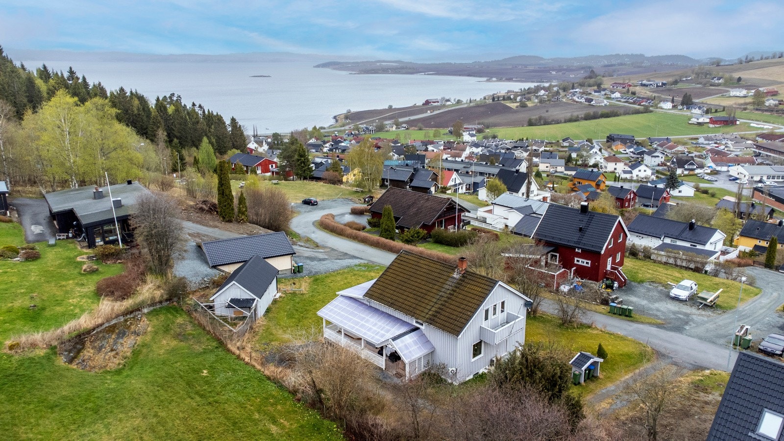 Romslig og selveid tomt. Galleribilde