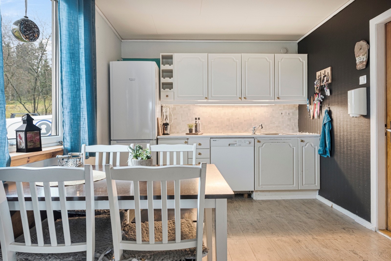 Adskilt kjøkken med plass for spisebord. Galleribilde