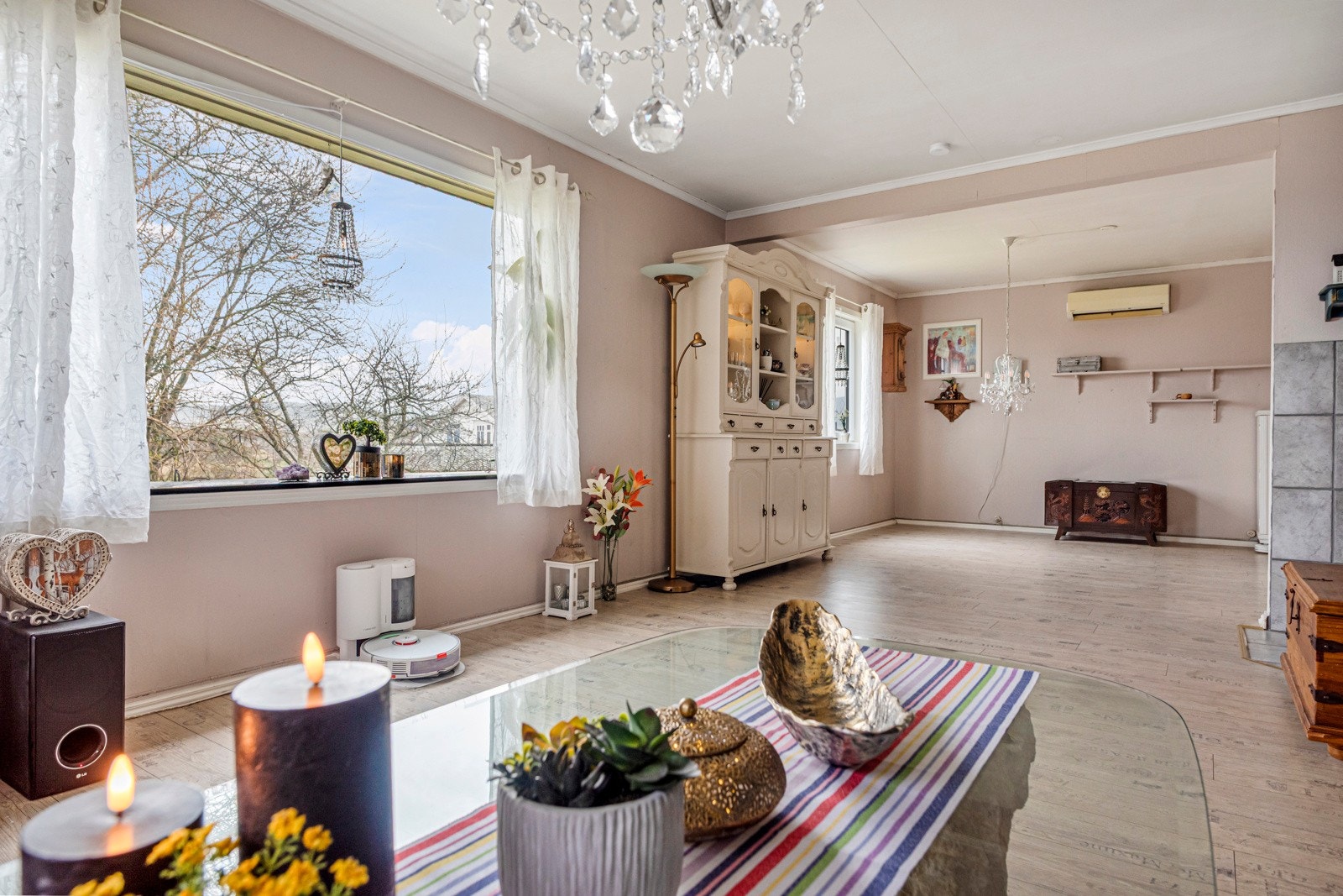 Gode vindusflater som slipper inn masse lys. Galleribilde