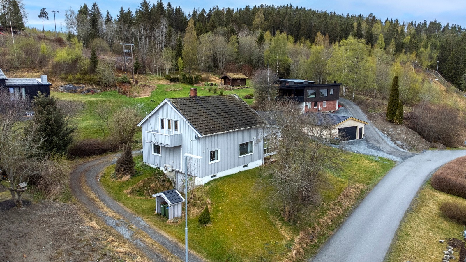 I tillegg til integrert garasje har man også et uthus på eiendommen. Galleribilde