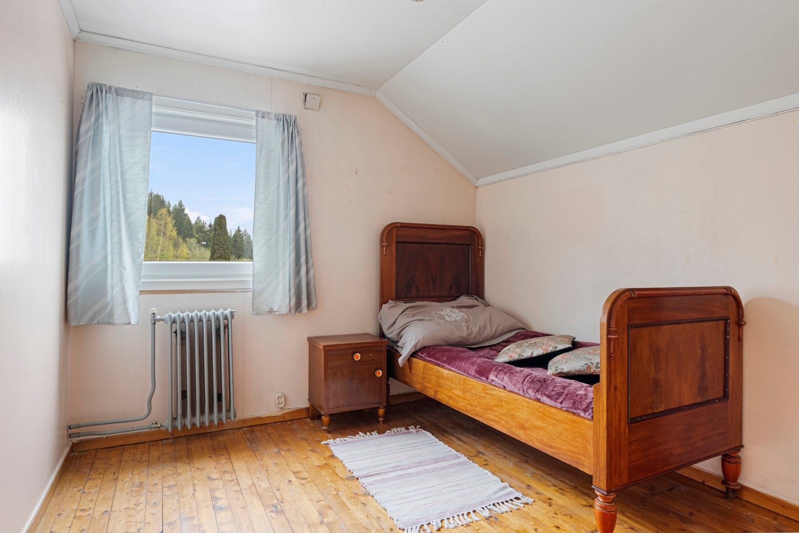 1 av totalt 5 soverom. Galleribilde