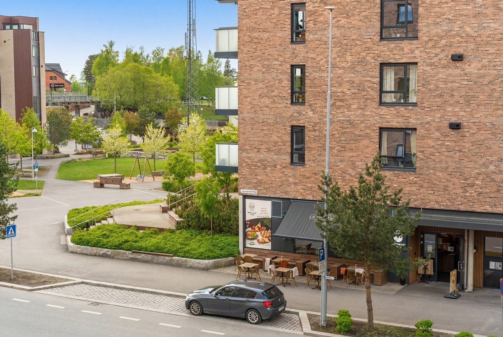 Fra leiligheten er det utsyn over et pent opparbeidet og rolig fellesområde. Galleribilde
