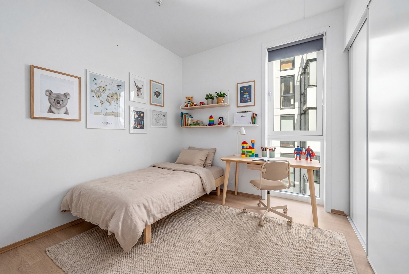 Soverom med plass til seng og skrivepult. Rommet har trestavs parkett og vindu med trelags isolerglass. (Digitalt mbl. soverom) Galleribilde