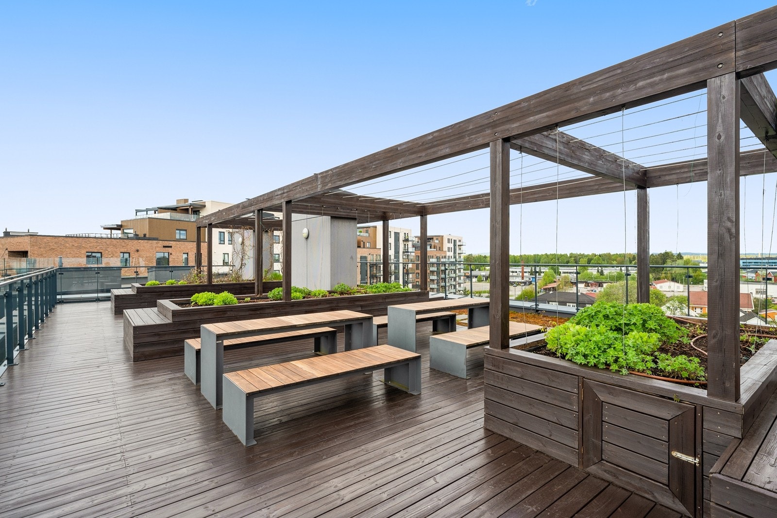 Beboerne har tilgang til en stor, felles takterrasse med flere sittegrupper. Galleribilde