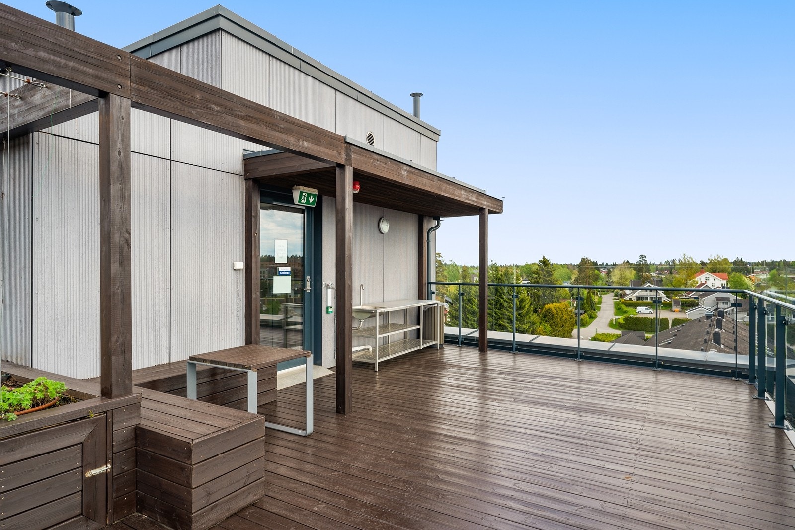Takterrassen er pent opparbeidet med plantekasser og pergola. Galleribilde