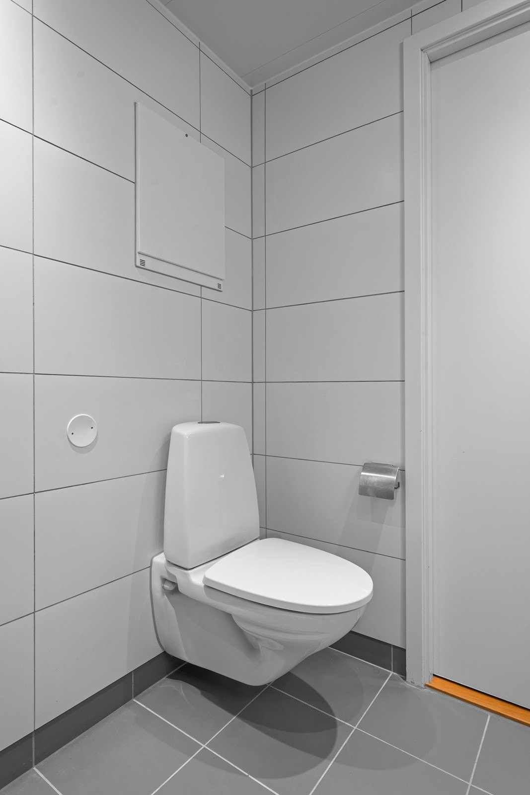 Gulvstående toalett. Leiligheten har rør-i-rør-system med fordelerskap plassert i himlingen på badet. Galleribilde