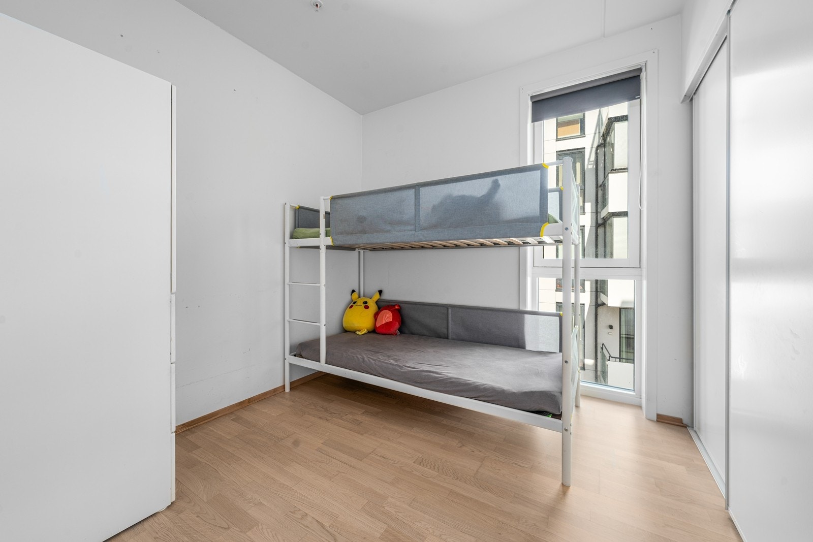 Det andre soverommet har god plass til seng og oppbevaring, med skyvedørsgarderobe langs den ene veggen. Galleribilde