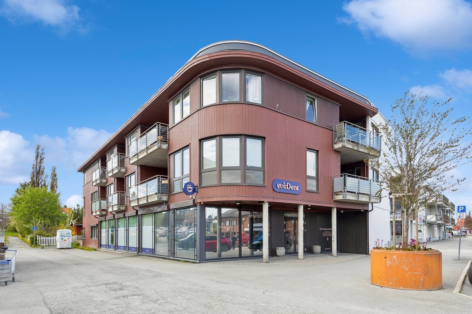 Eiendommen ligger sentralt til på Heimdal med kort vei til servicetilbud og kollektivtransport. Galleribilde