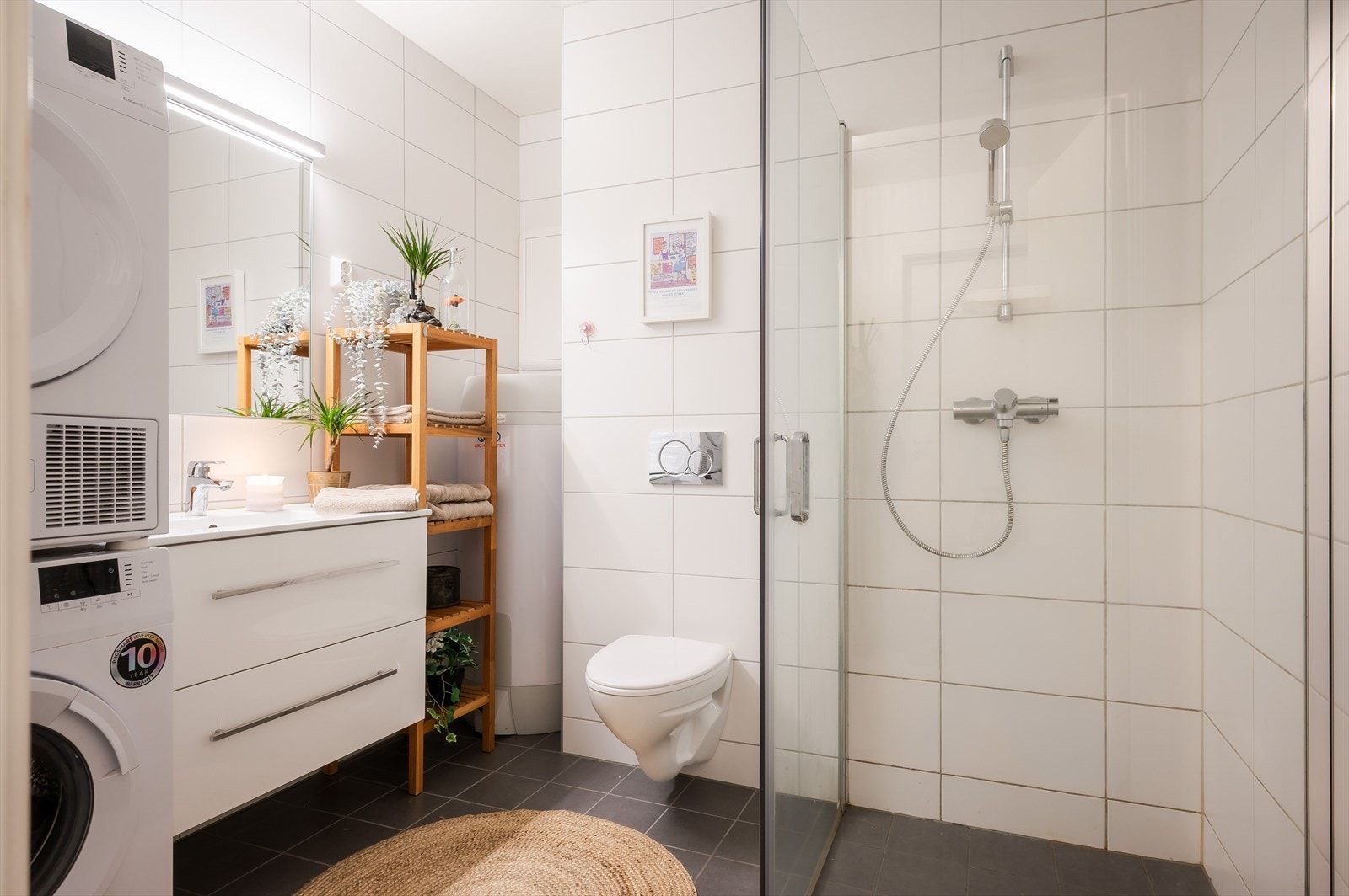 Badet inneholder hjørnedusj, toalett, servant og opplegg for vaskemaskin. Galleribilde