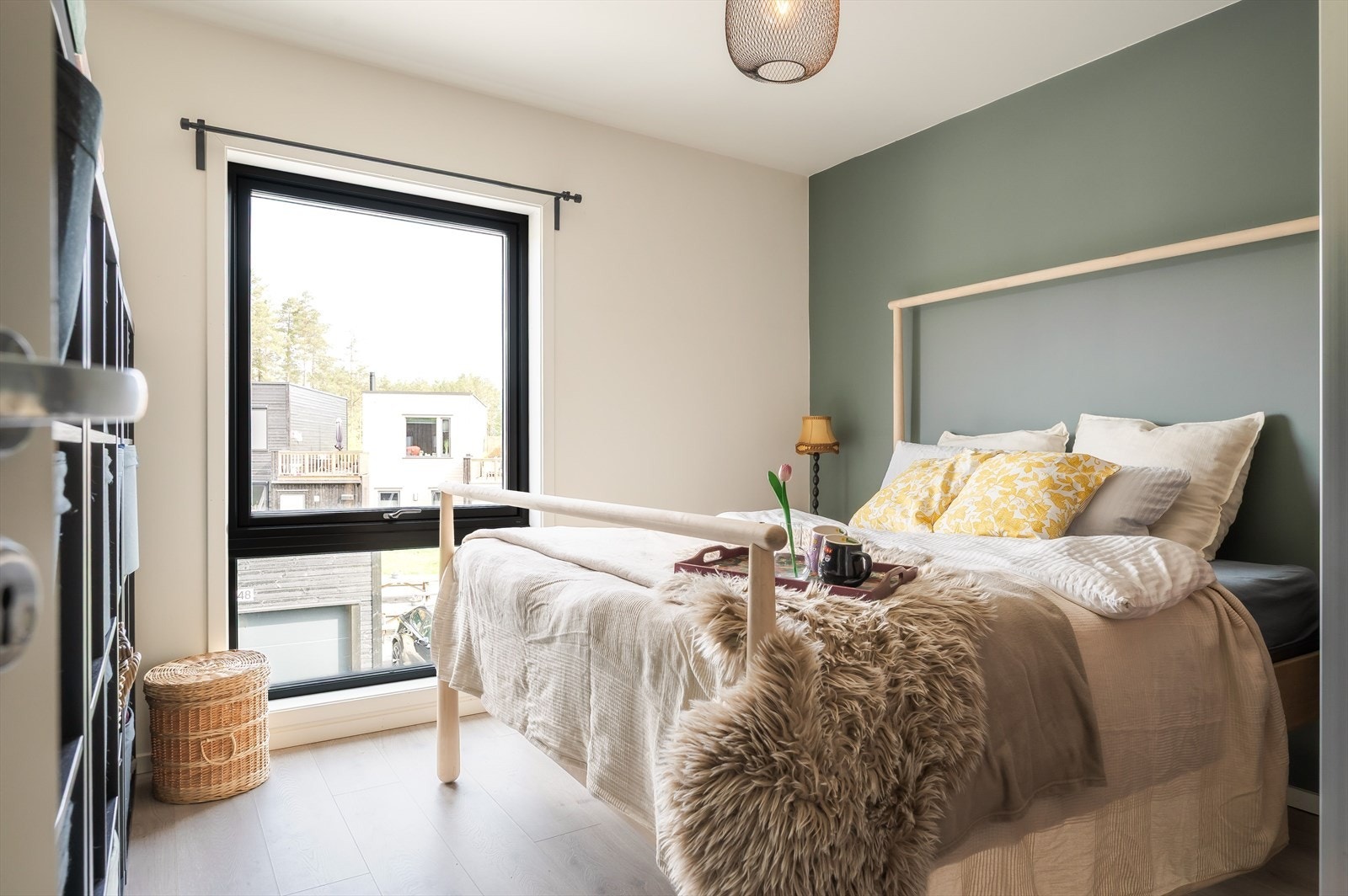 Leiligheten har 2 soverom. Hovedsoverommet har plass til skyvedørsgarderobe og dobbelseng. Galleribilde
