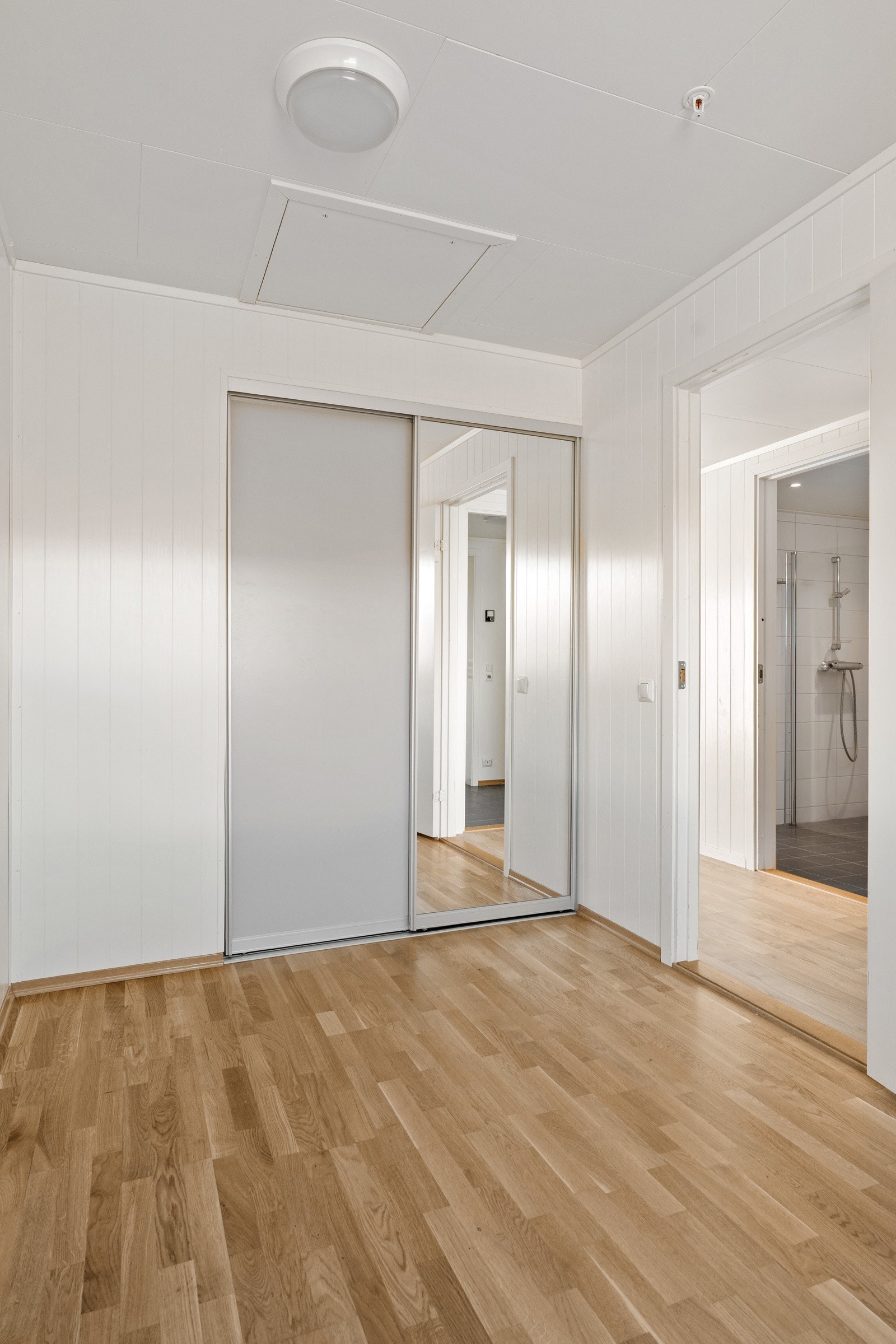 Skyvedørsgarderobe på dette soverommet også.