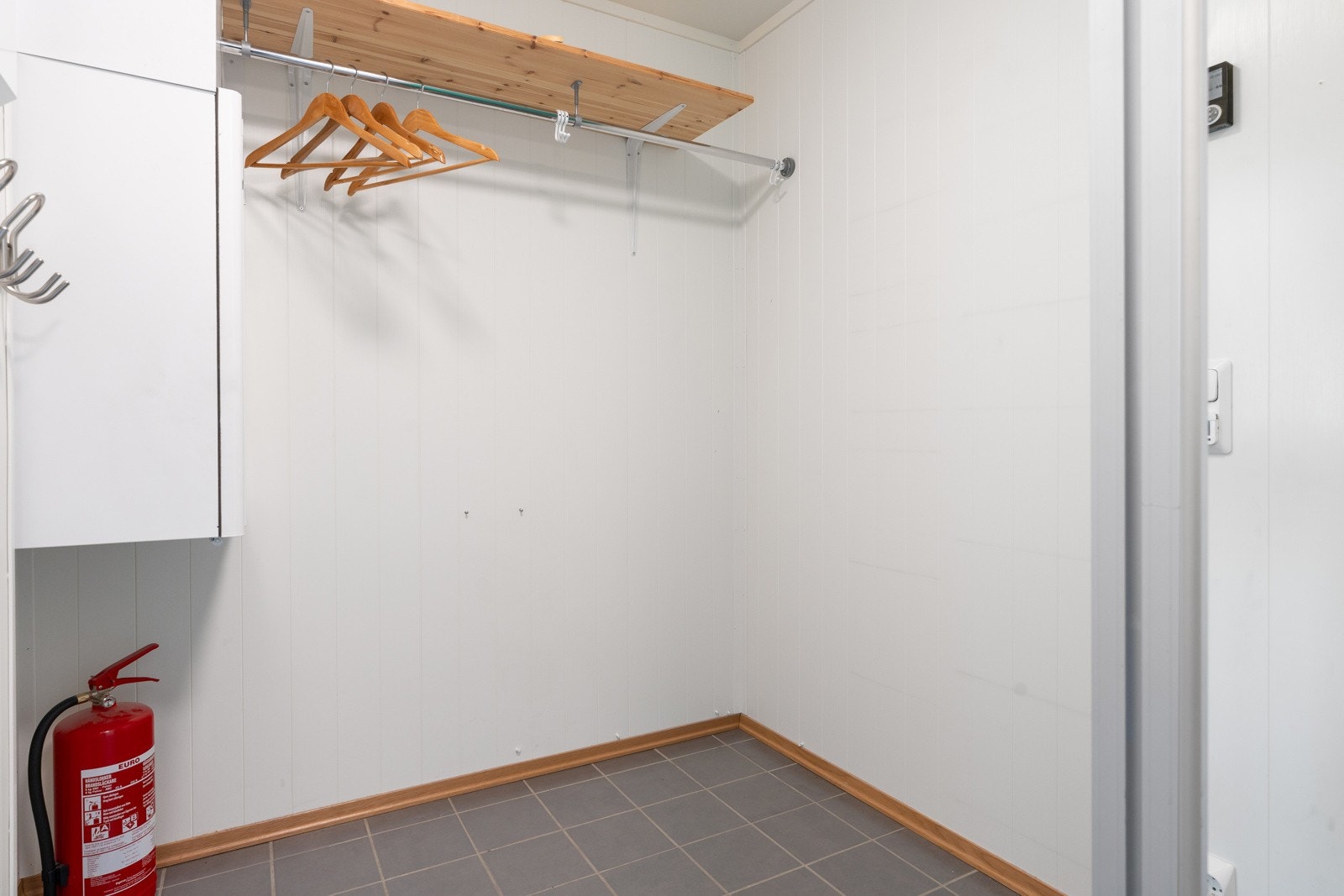Leiligheten har praktisk Garderobe/bod.