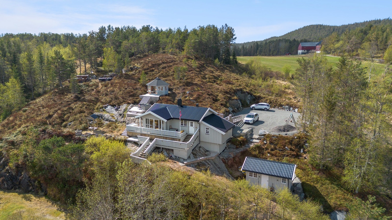 Fantastisk uteareal med flere møbleringsmuligheter for uteareal, mange sittegrupper. Galleribilde