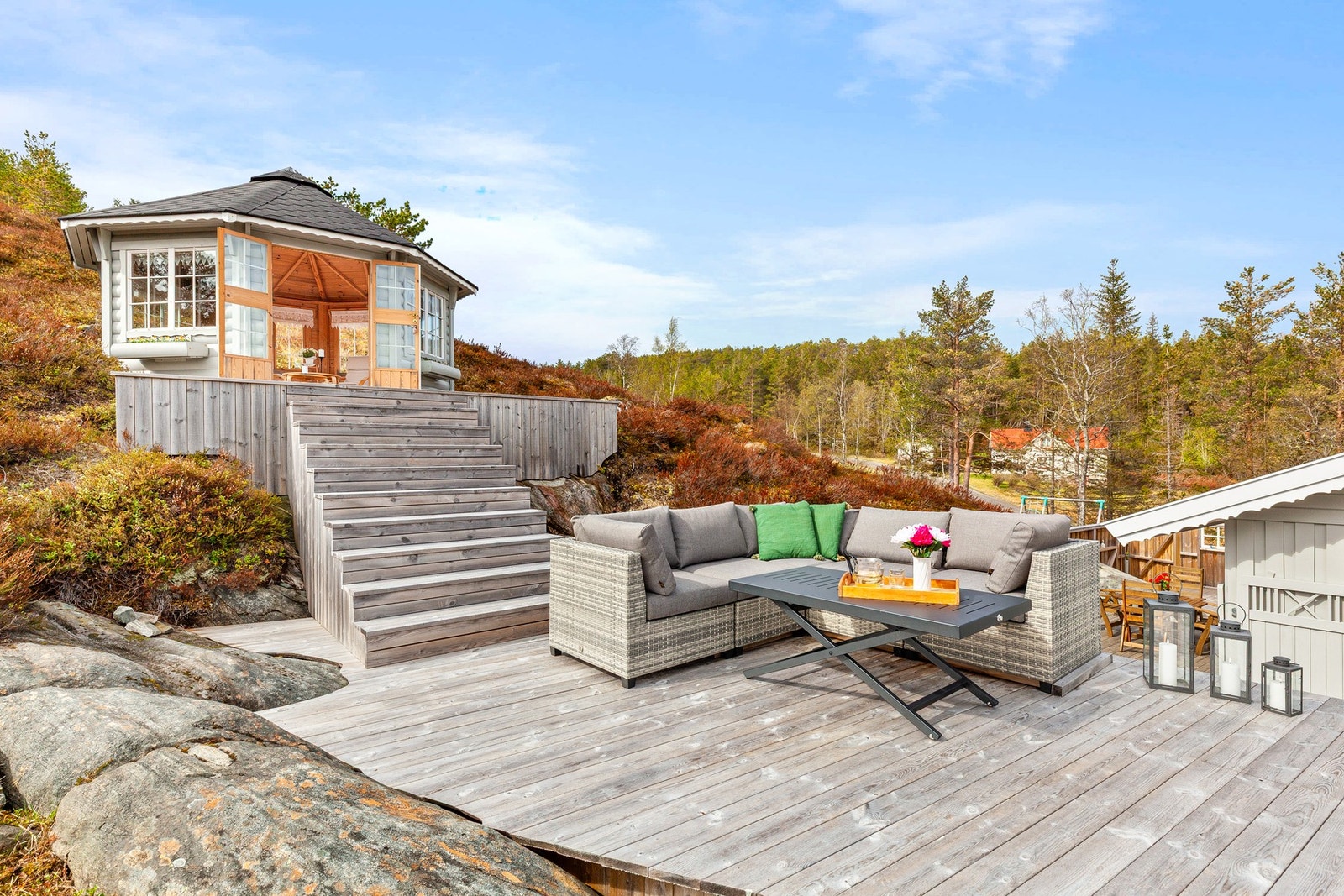 Terrasse rundt boligen på over 70 kvm. Galleribilde