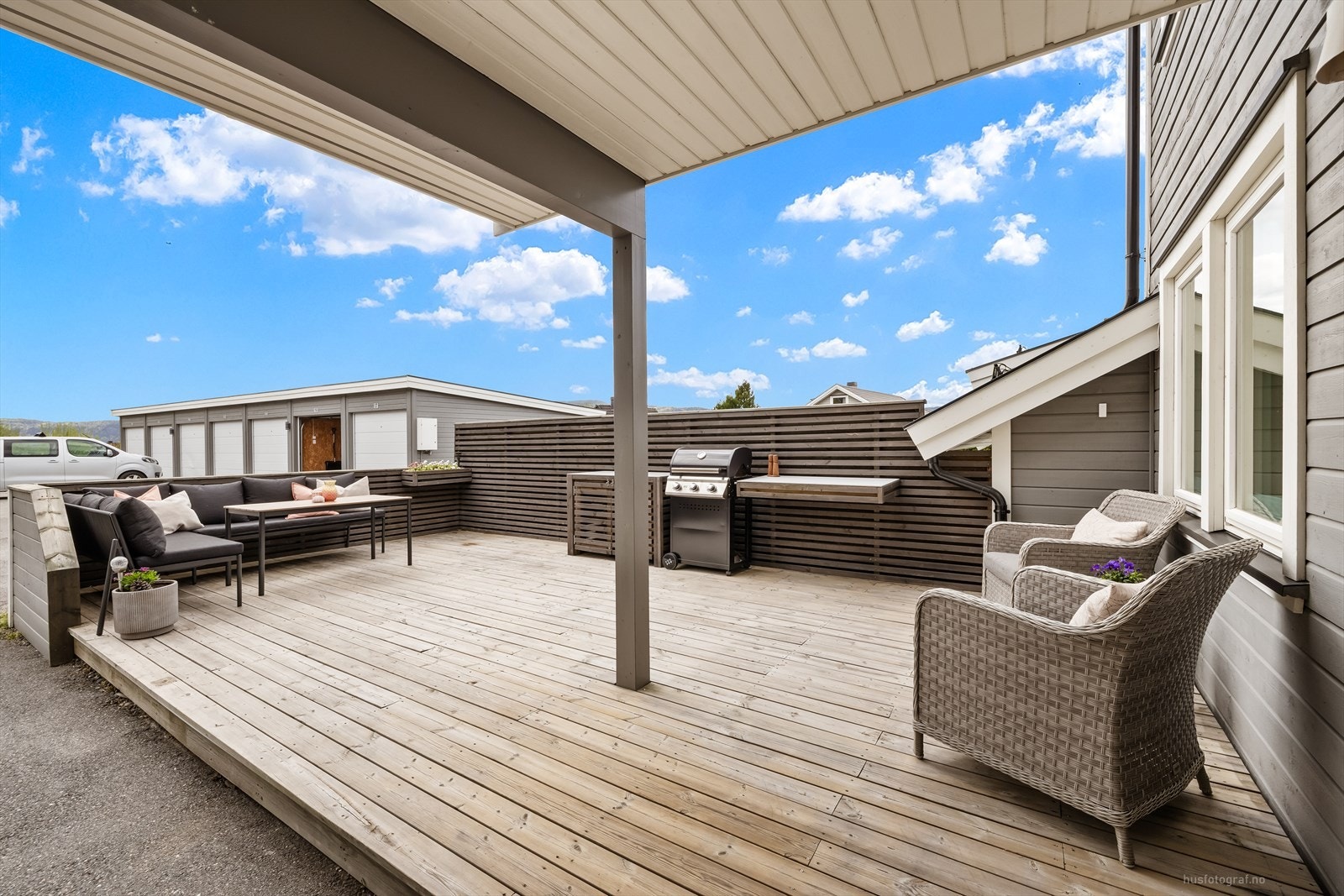 Uteplassen har god plass til både sofagruppe og grill, og er delvis overbygget. Galleribilde