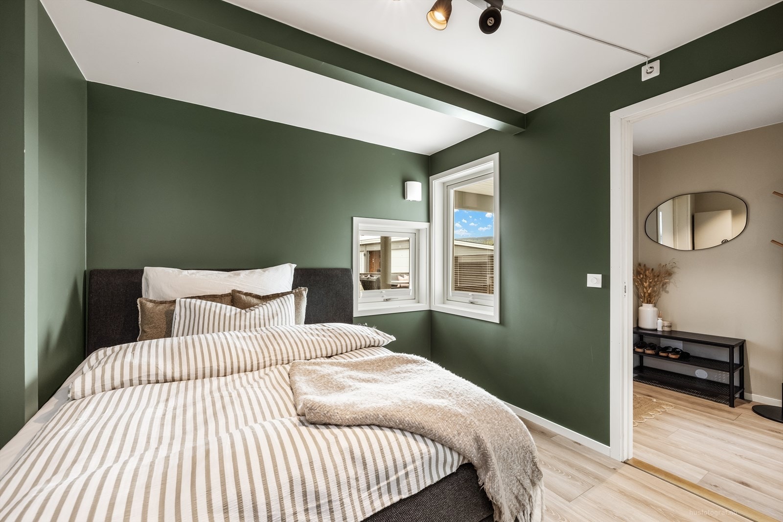 Leiligheten har to soverom. Dette rommet har plass til seng og oppbevaring. Galleribilde