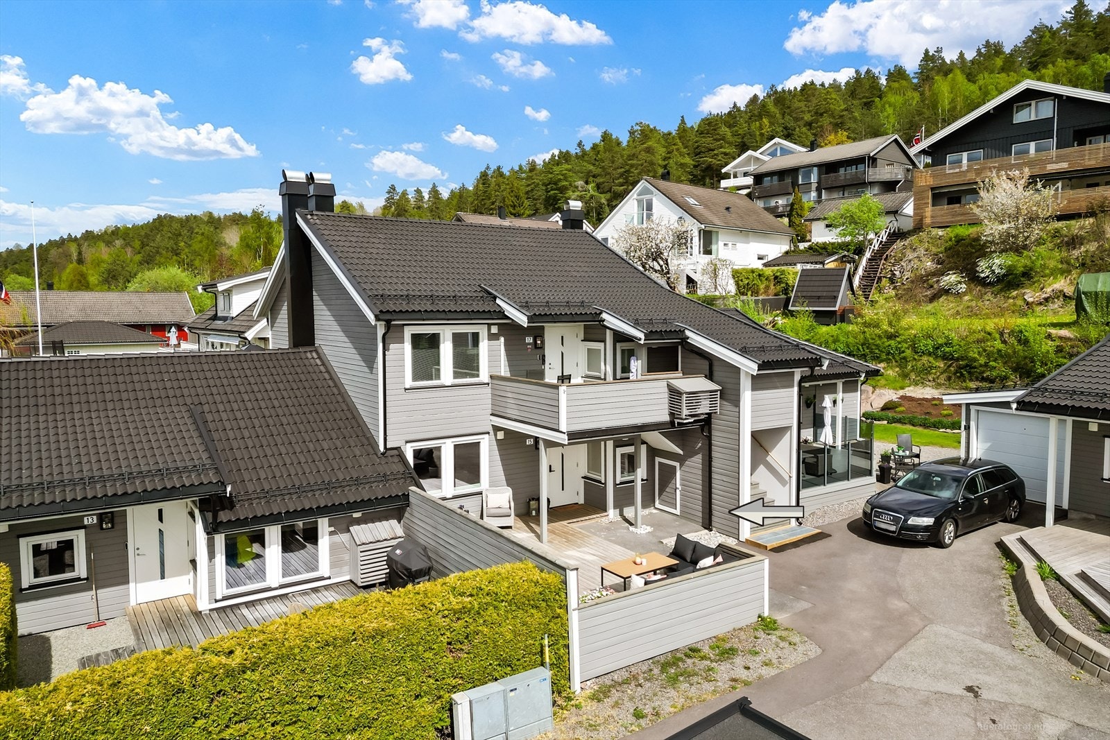 Leiligheten disponerer egen garasjeplass i rekke fra 2018. Fasaden ble også oppgradert dette året. Galleribilde