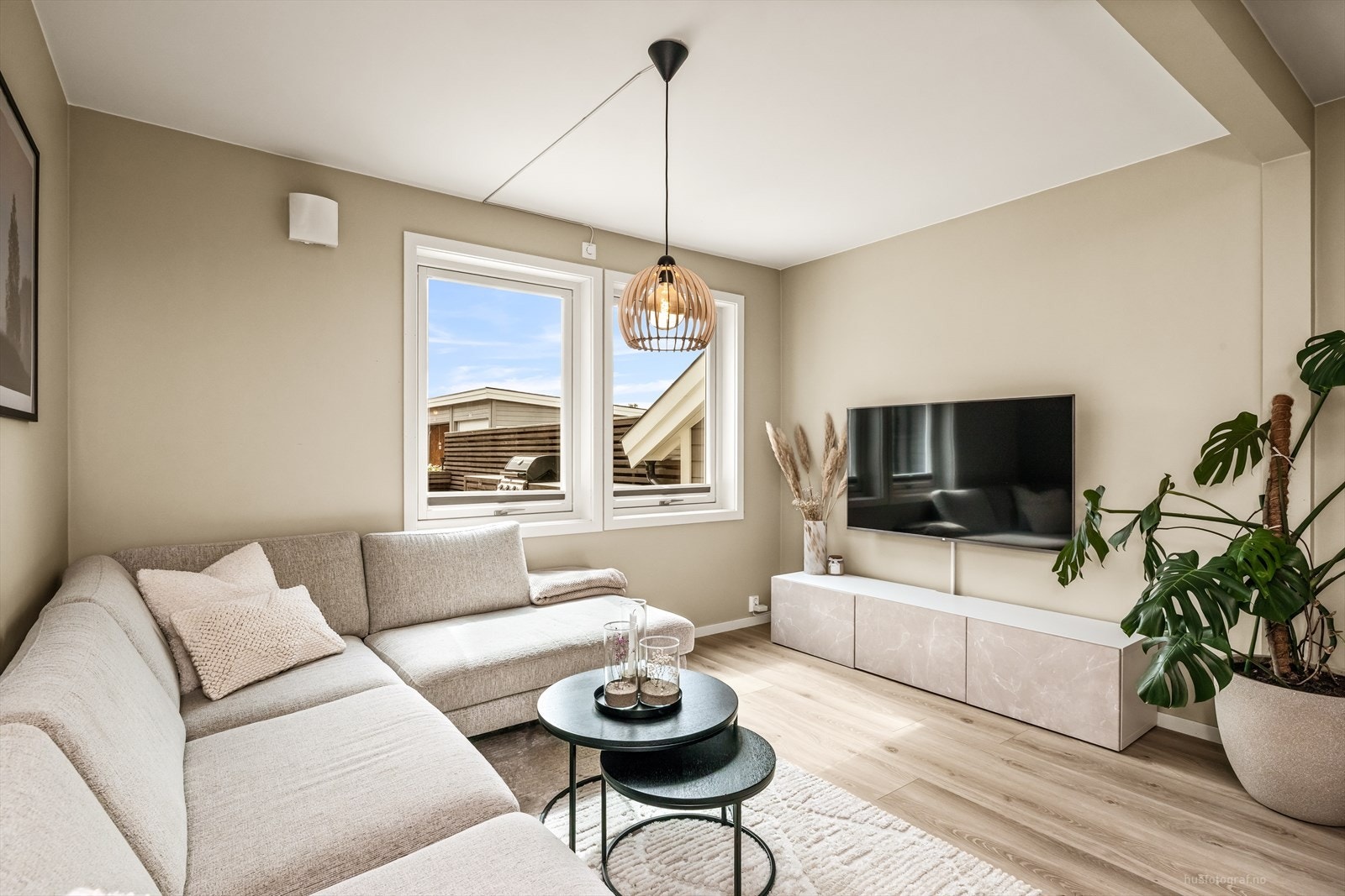 Stuen har plass til en romslig sofagruppe. Galleribilde