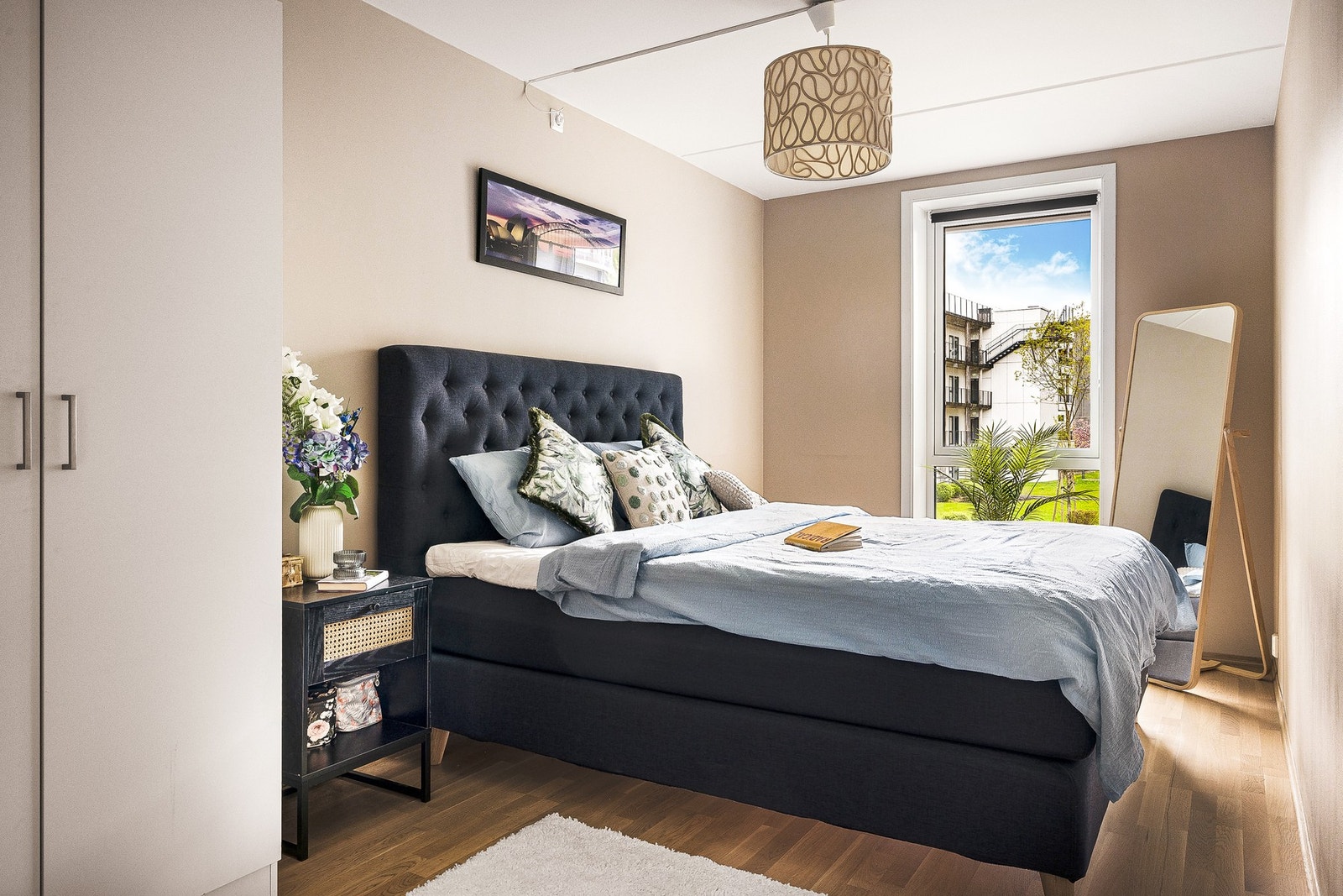 - Romslig hovedsoverom med garderobe - Galleribilde