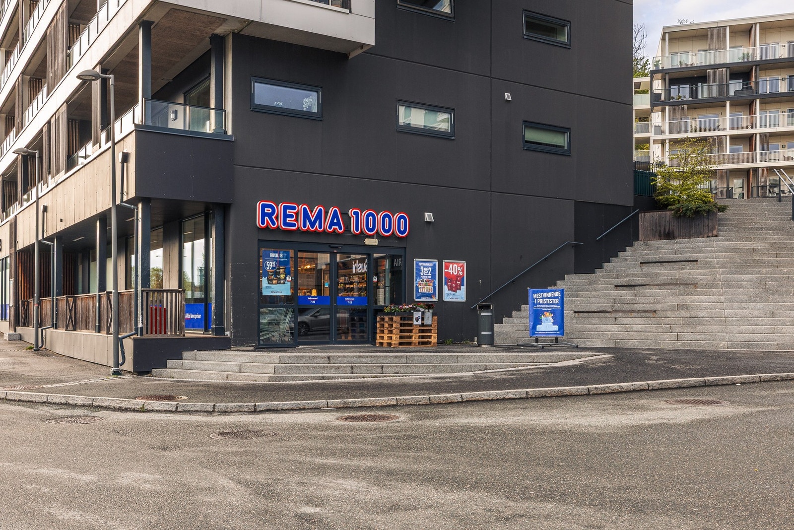 - Hverdagshandelen gjøres enkelt på Rema 1000, som ligger fint til i nabobygget - Galleribilde