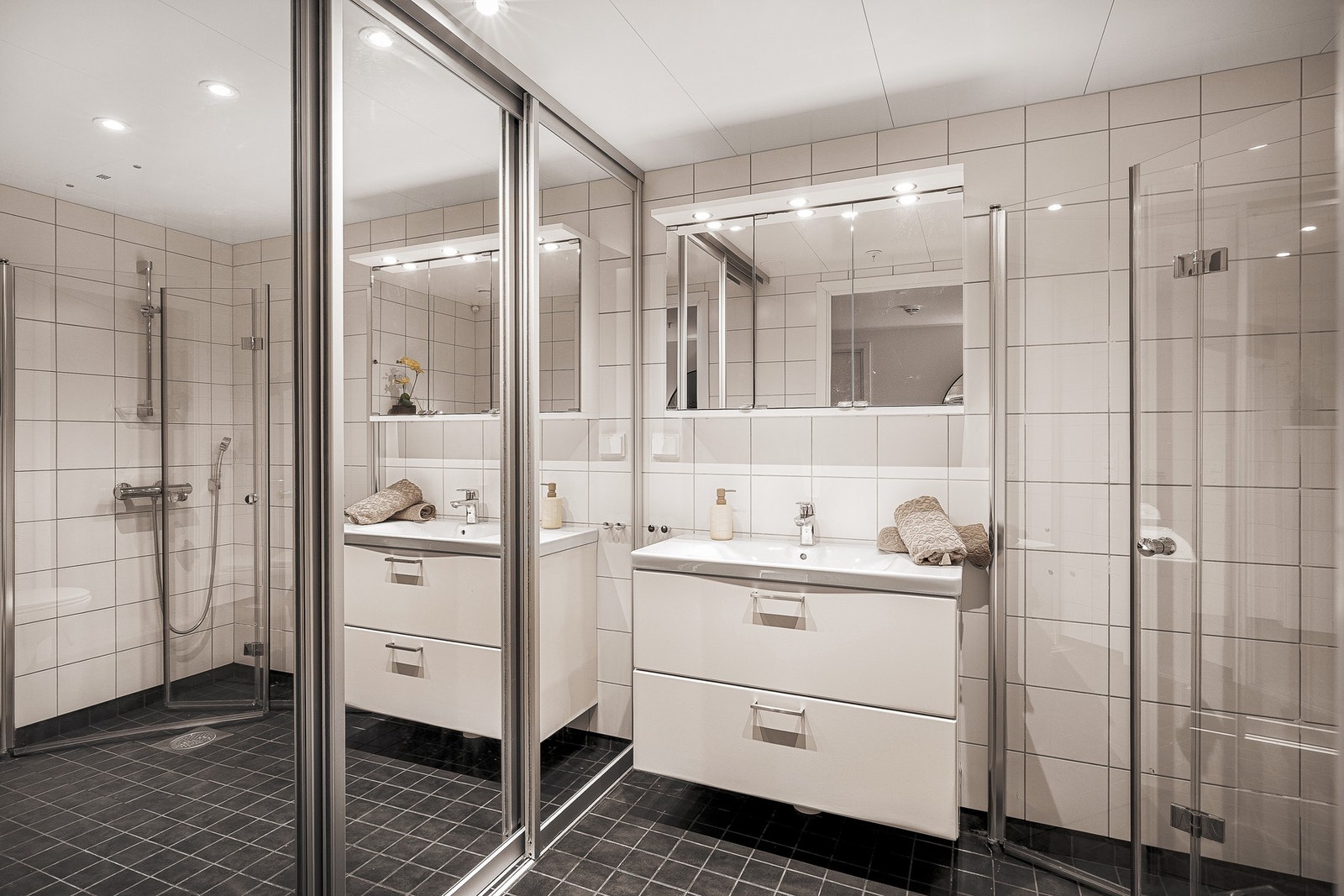 - Lyst og moderne bad med vannbåren gulvvarme - Galleribilde