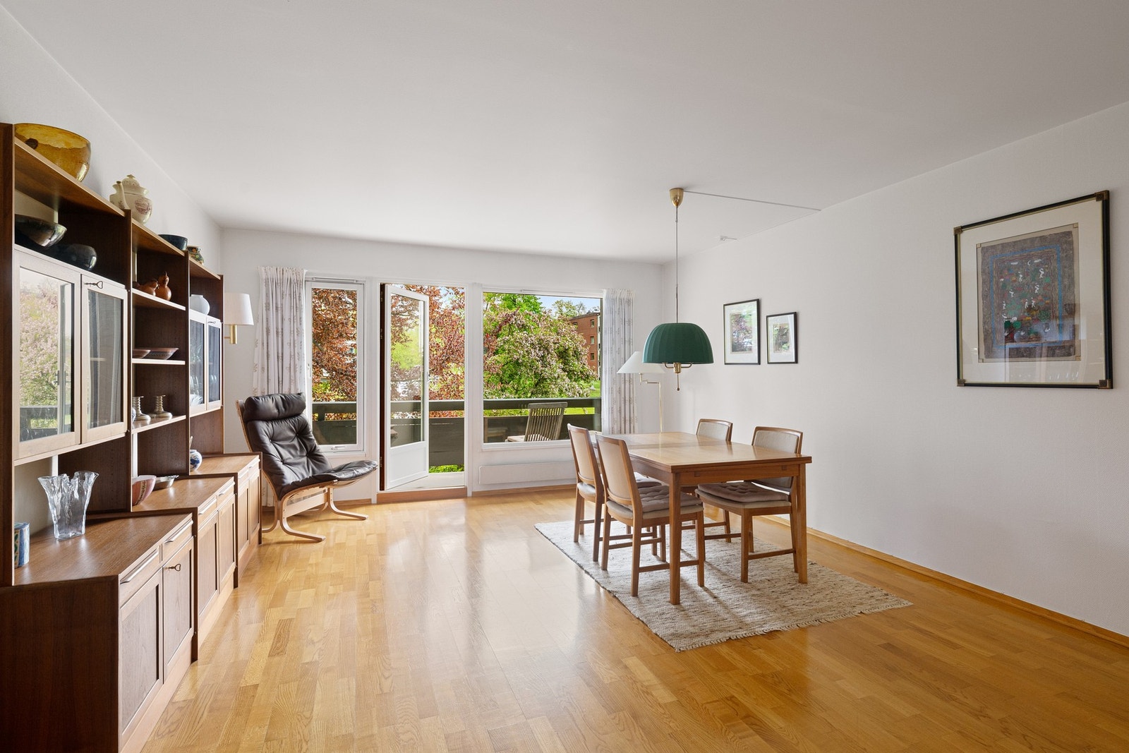 Spisestue med god plass til spisebord. Galleribilde