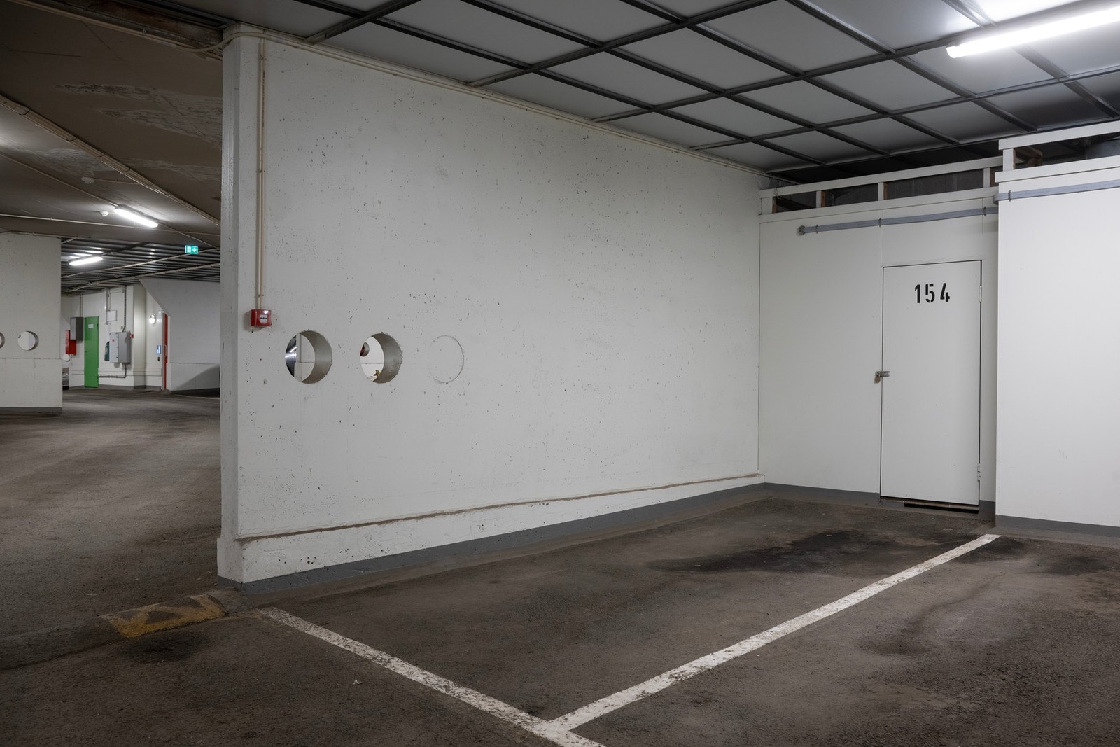 Garasjeplass nr. 154 i byggets kjellerparkering med mulighet for el-billader og egen bod. Galleribilde