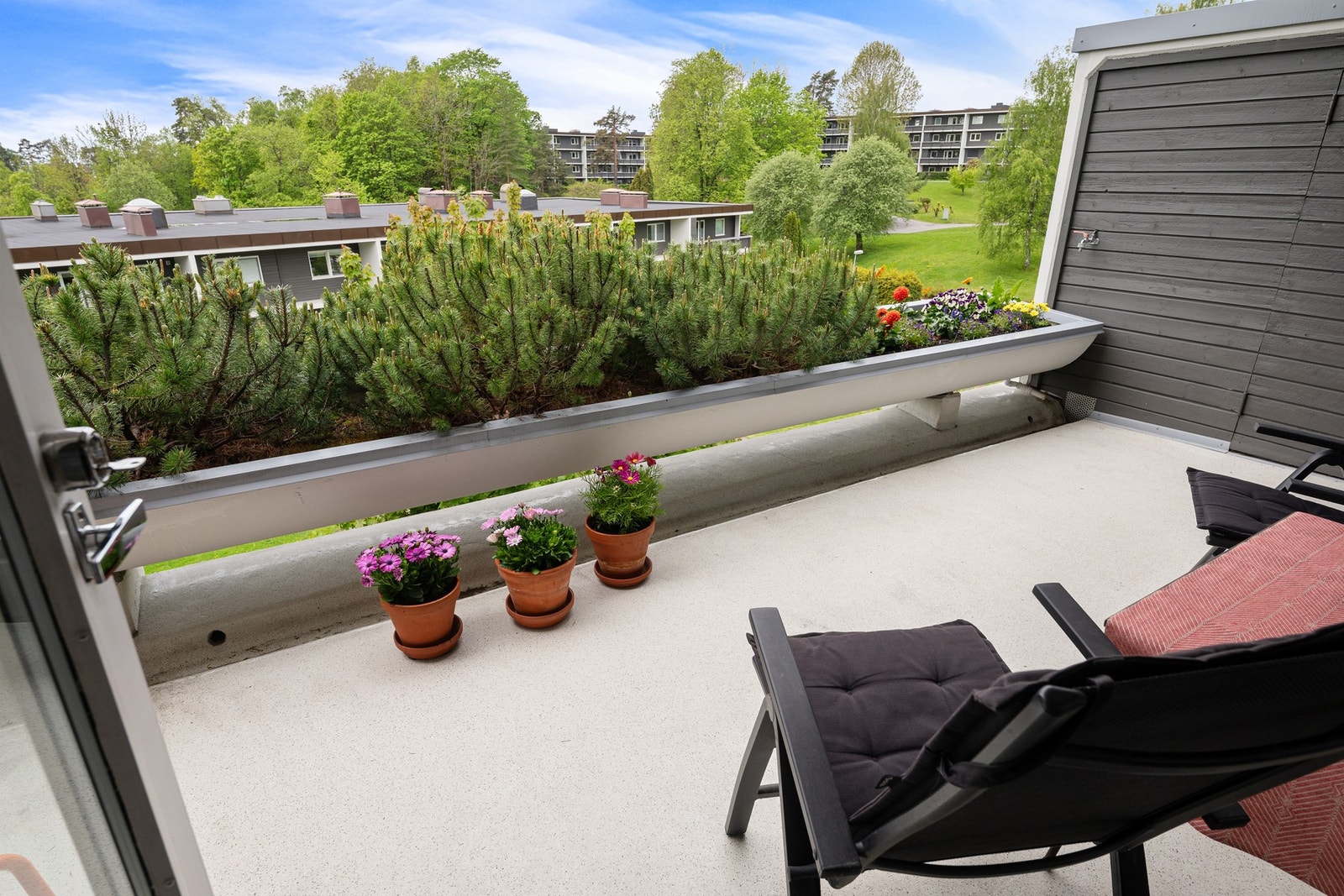 Terrassen er sørvestvendt med meget gode solforhold. Galleribilde
