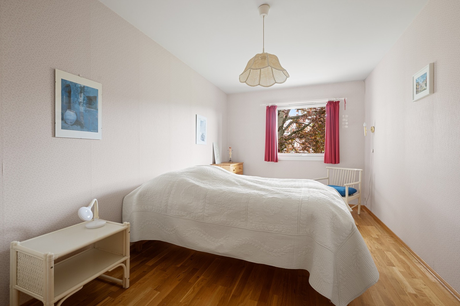 Soverom 1 med parkett og god plass til dobbeltseng. Galleribilde