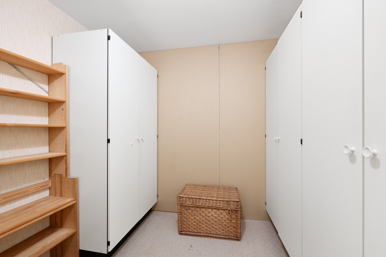Garderobe med god skapplass. Galleribilde