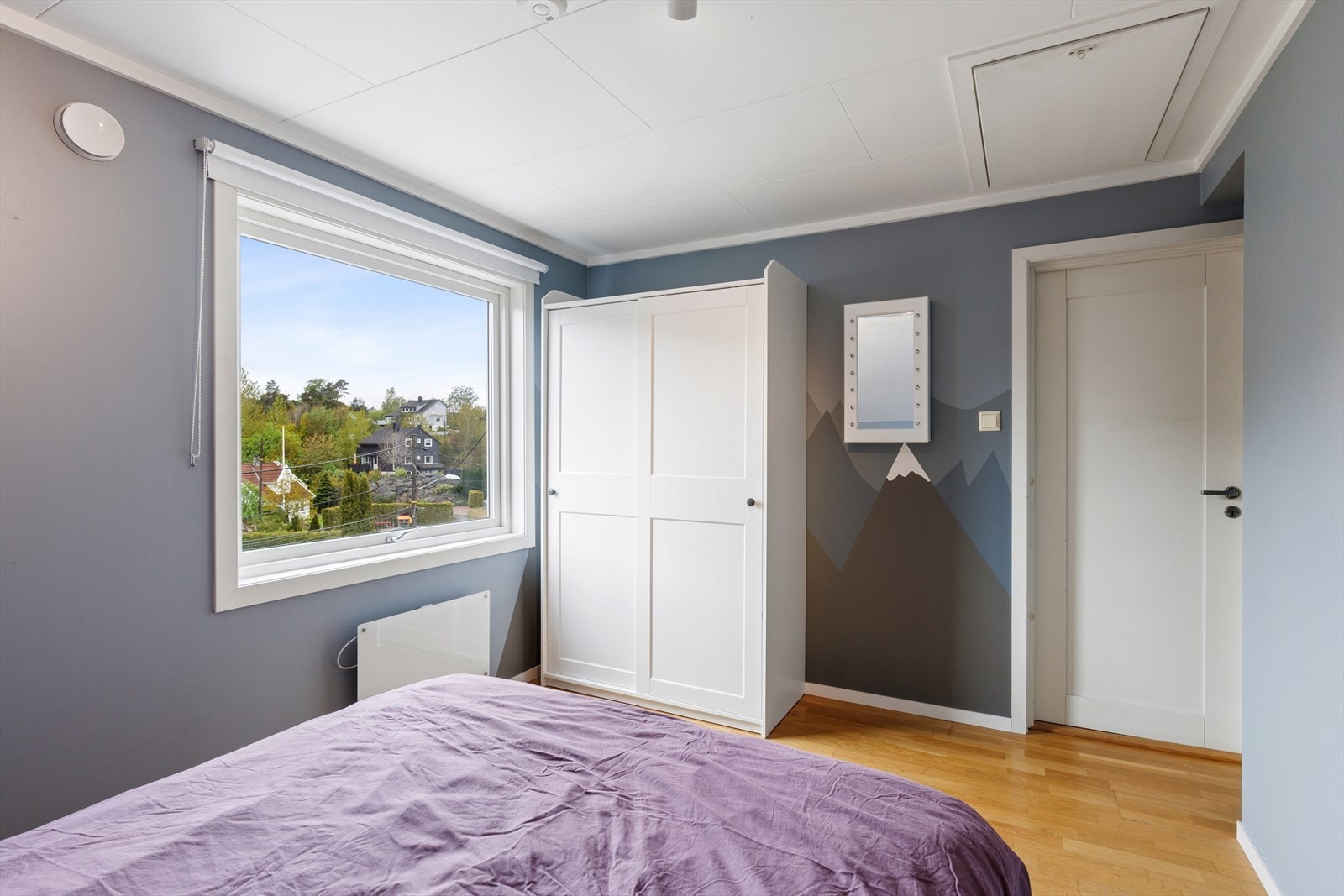 Tilgang til uinnredet loft fra soverommet Galleribilde
