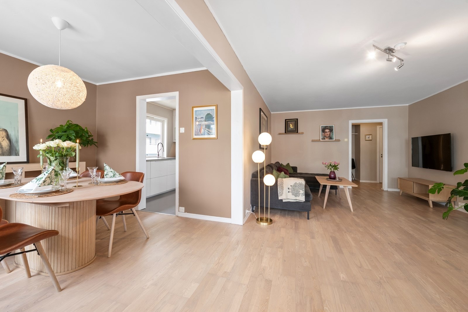 Spiseplassen ligger i tilknytning til stuen og har plass til stort spisebord. Galleribilde