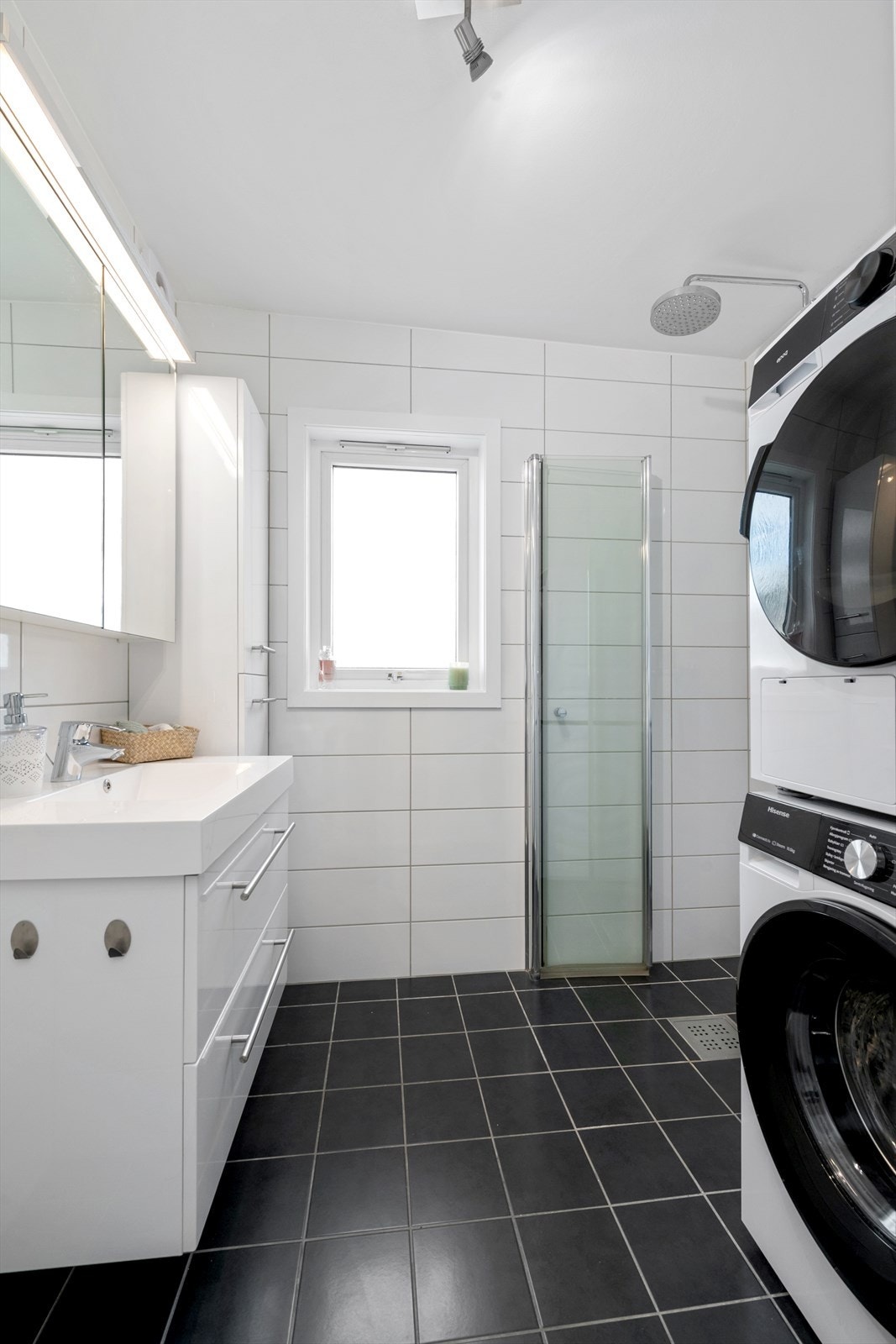 Badet har dusjdører og opplegg for vaskemaskin, samt elektrisk ventilasjon. Galleribilde