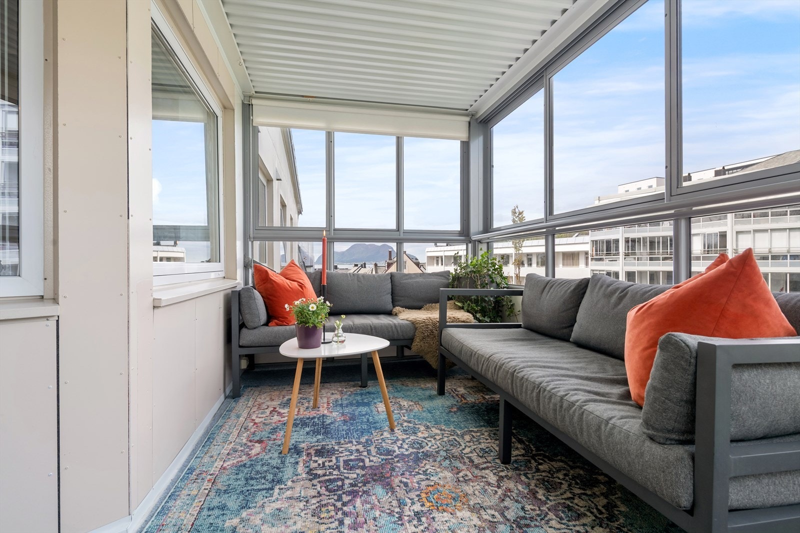 Verandaen har plass til sittegruppe og gir utsikt over nærområdet. Galleribilde