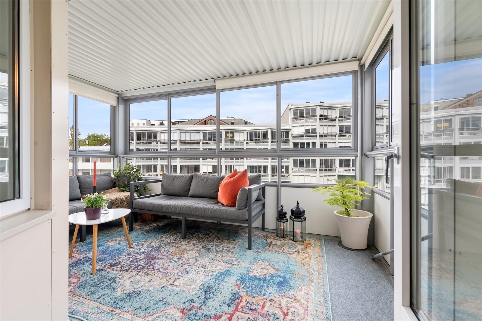 Innglasset veranda på 10 m² med skyvefelt i aluminium og teppegulv. Galleribilde